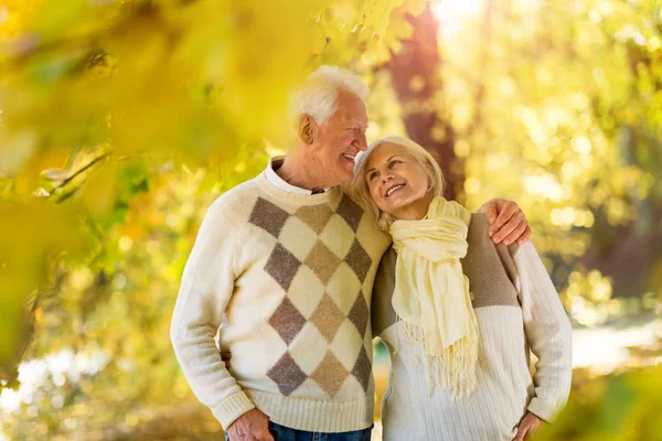 Casal Sênior Parque Outono — Fotografia de Stock