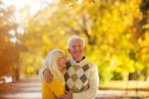 Seniorenpaar Herbstpark — Stockfoto