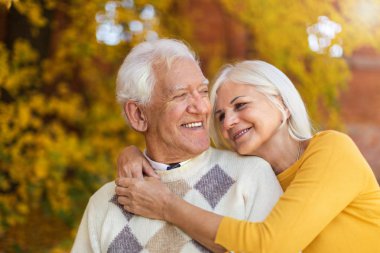 Autumn Park 'ta kıdemli bir çift