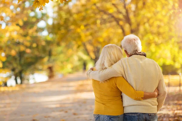 Casal Sênior Parque Outono — Fotografia de Stock