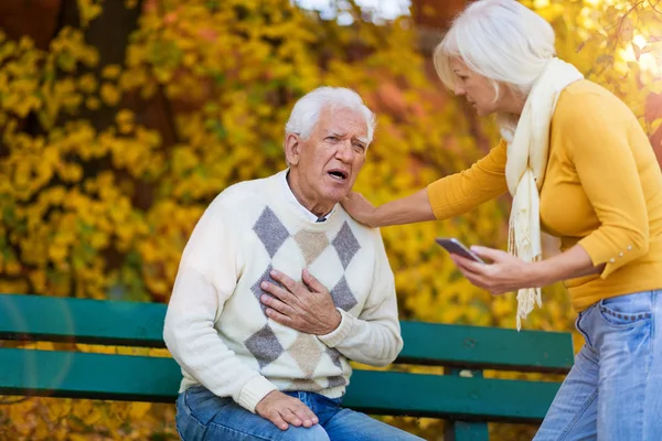 Senior Mannen Upplever Bröstsmärta Medan Senior Kvinna Tröstar Honom — Stockfoto