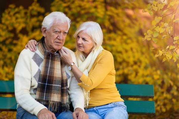 Depressief Senior Man Getroost Door Oudere Vrouw — Stockfoto