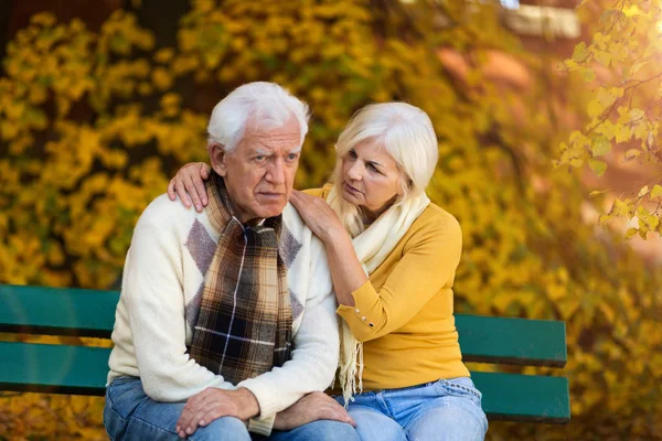 Depressief Senior Man Getroost Door Oudere Vrouw — Stockfoto