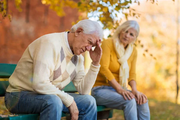 Senior Man Lijdt Aan Een Hoofdpijn Senior Vrouw Troost Hem — Stockfoto