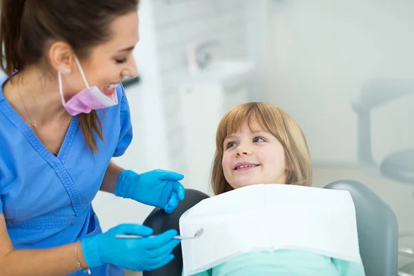 Menina Consultório Dos Dentistas — Fotografia de Stock