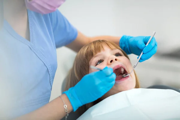 Menina Consultório Dos Dentistas — Fotografia de Stock