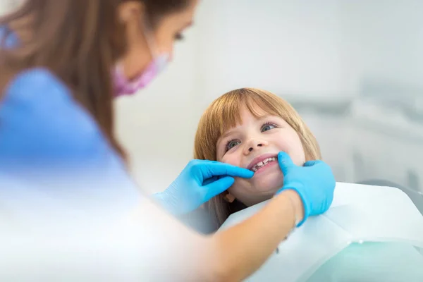 Niña Consultorio Dentistas — Foto de Stock
