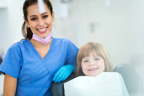 Menina Consultório Dos Dentistas — Fotografia de Stock