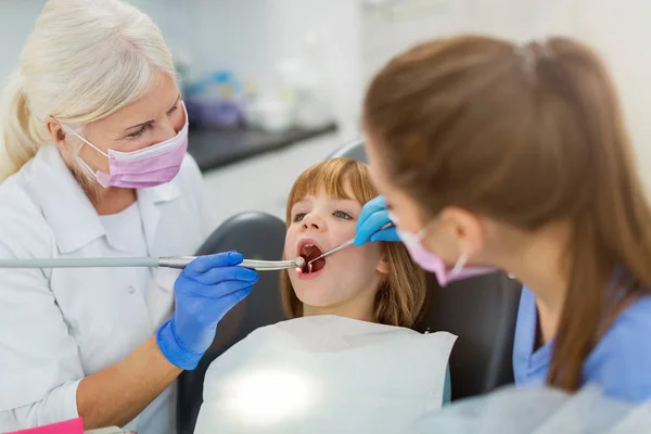 Menina Tem Check Dentista — Fotografia de Stock