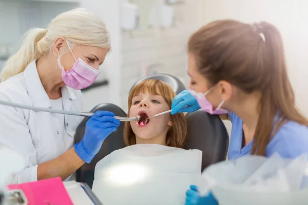 年轻女孩在牙医那里做了检查 — 图库照片