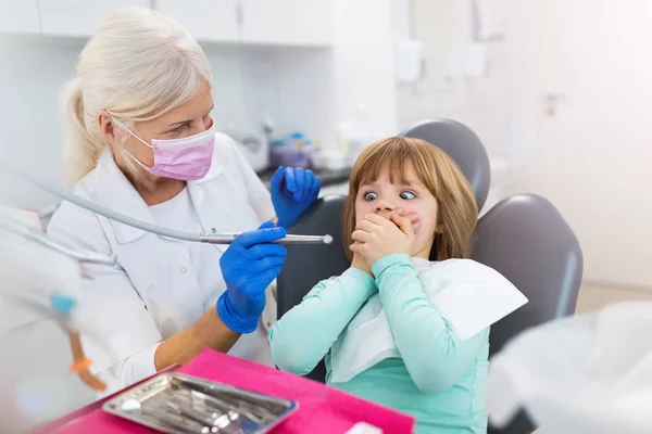 Kind Beim Zahnarzt — Stockfoto