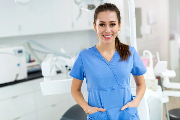 Assistente Dentária Feminina Escritório — Fotografia de Stock