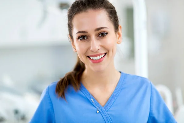 Asistente Dental Femenina Consultorio — Foto de Stock