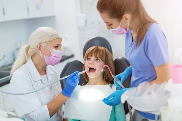 Νεαρό Κορίτσι Έχει Ένα Τσεκ Στον Οδοντίατρο Εικόνα Αρχείου