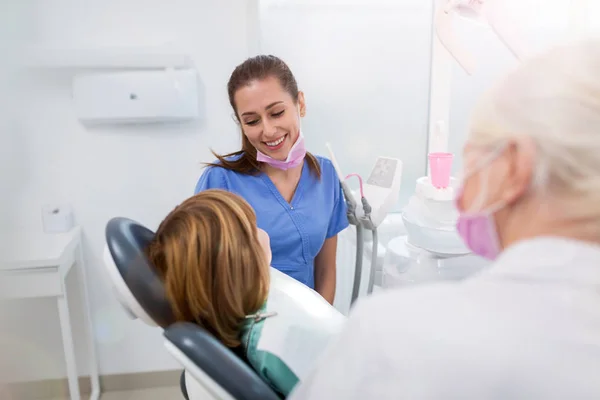 Menina Tem Check Dentista — Fotografia de Stock