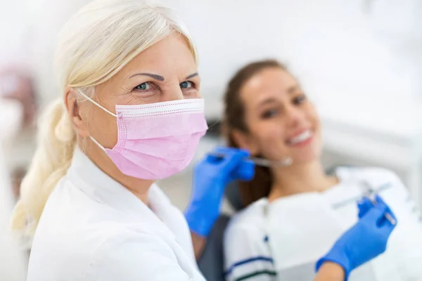 Mujer Con Dientes Examinados Dentistas —  Fotos de Stock