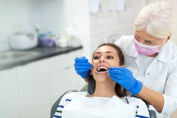 Kobieta Dentysty Pacjent Gabinecie Dentysty — Zdjęcie stockowe