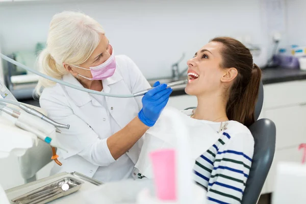 Dentista Feminina Paciente Consultório Odontológico — Fotografia de Stock