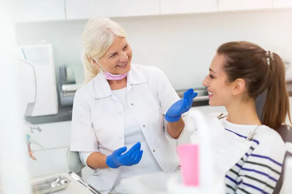 Dentista Feminina Paciente Consultório Odontológico — Fotografia de Stock