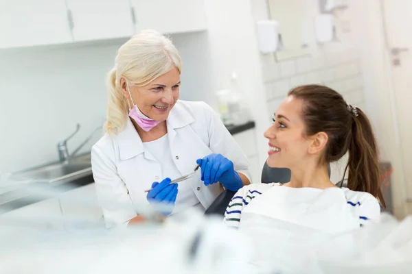Dentista Feminina Paciente Consultório Odontológico — Fotografia de Stock