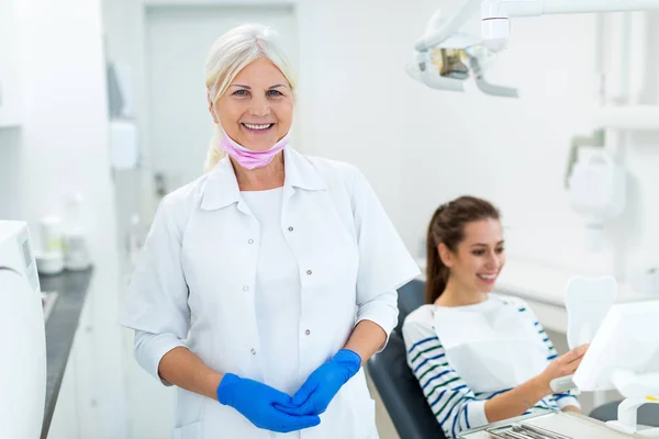 Dentista Feminina Paciente Consultório Odontológico — Fotografia de Stock