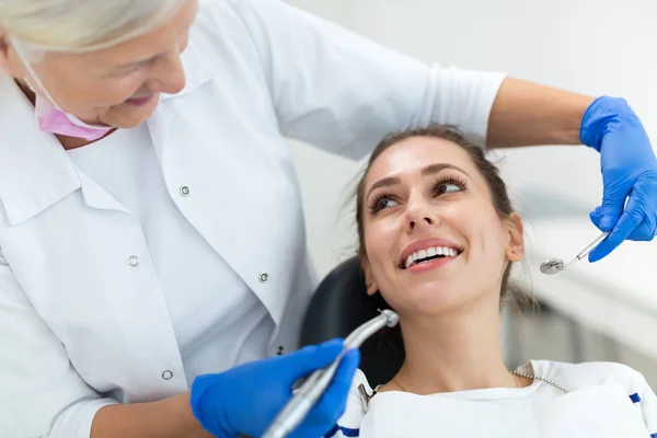 Dentista Feminina Paciente Consultório Odontológico — Fotografia de Stock