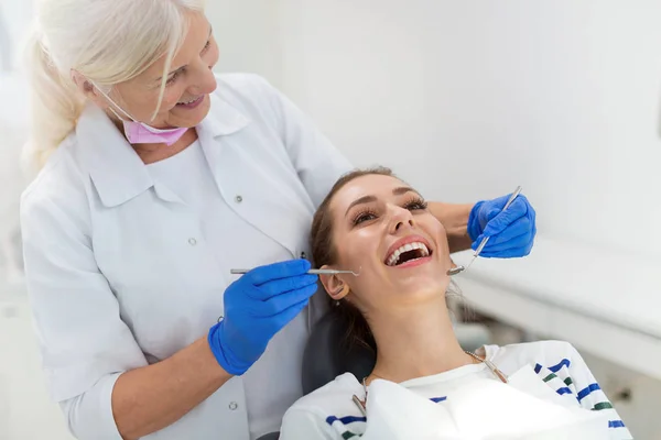 Kobieta Dentysty Pacjent Gabinecie Dentysty — Zdjęcie stockowe