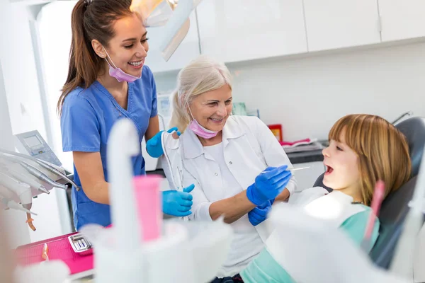 Tânăra Fată Control Dentist fotografii de stoc fără drepturi de autor