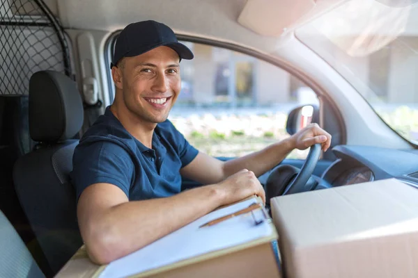 Zusteller Sitzt Lieferwagen — Stockfoto