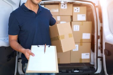 Teslimat adam onun van önünde ayakta