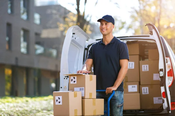 Levering Man Die Voor Zijn Busje — Stockfoto