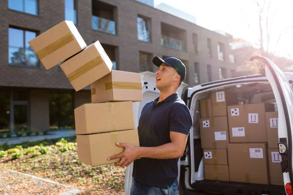 Entrega Homem Deixando Cair Caixas — Fotografia de Stock