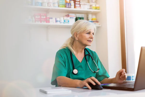 Senior Vrouwelijke Arts Met Behulp Van Laptop Haar Kantoor — Stockfoto