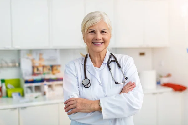 Femme Médecin Senior Souriant Caméra — Photo