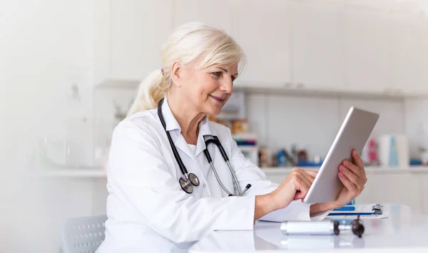 Médica Usando Tablet Digital Seu Escritório — Fotografia de Stock