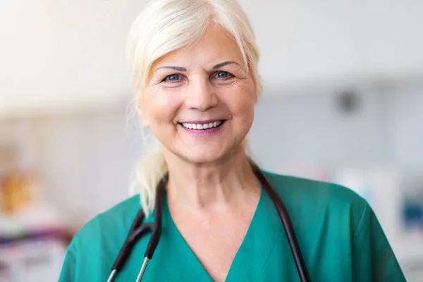 Médica Senior Sorrindo Para Câmera — Fotografia de Stock