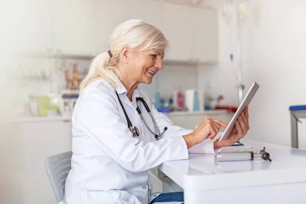 Médecin Féminin Utilisant Une Tablette Numérique Dans Son Bureau — Photo