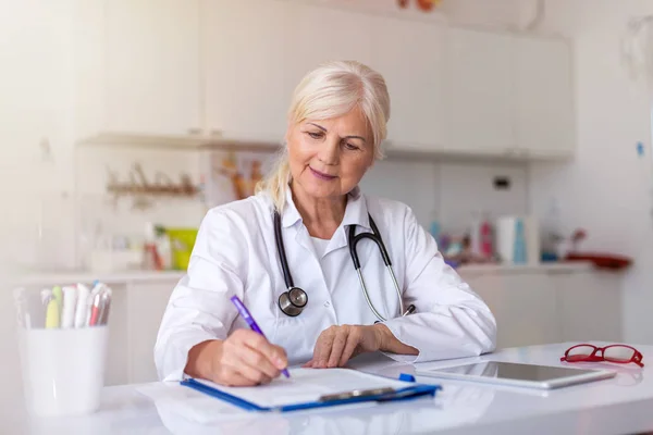 Doctora Senior Escribiendo Una Prescripción Consultorio — Foto de Stock