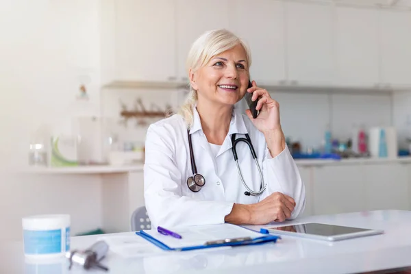 Female Doctor Using Mobile Phone Her Office — Stock Photo, Image