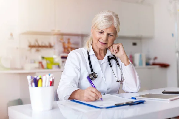 Médecine Senior Rédigeant Une Ordonnance Dans Son Bureau — Photo