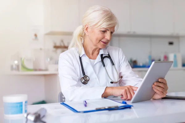 Médica Usando Tablet Digital Seu Escritório — Fotografia de Stock