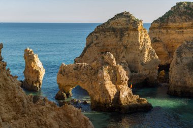 Ponta da Piedade yakınındaki Lagos, Algarve, Portekiz Algarve kıyısında deniz mağaraları