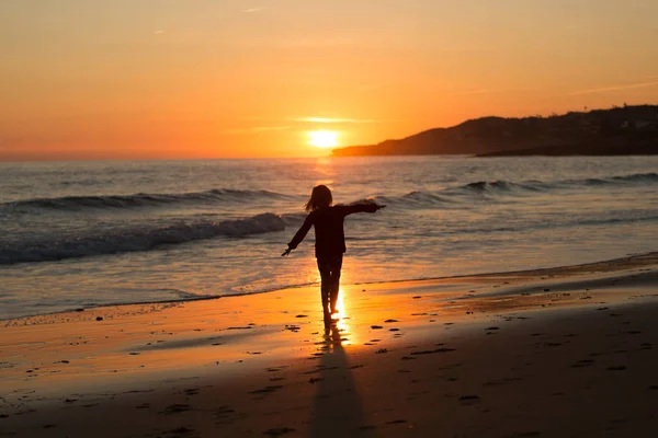 Glückliches Kind Das Während Des Sonnenuntergangs Strand Läuft Praia Luz — Stockfoto