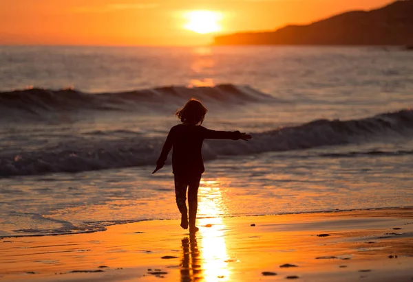 Gelukkig Kind Lopen Het Strand Tijdens Zonsondergang Praia Luz Algarve — Stockfoto
