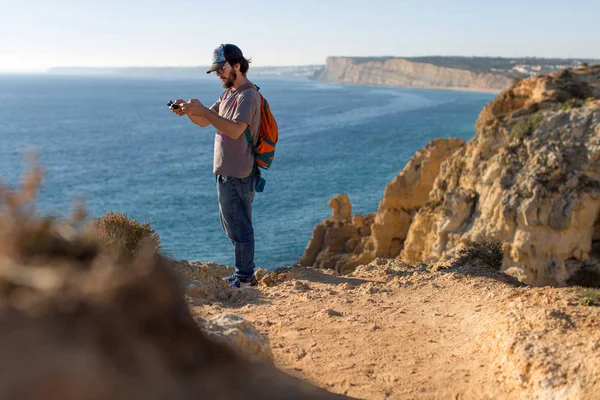 Hombre Tomando Fotos Paisajes Oceánicos Ponta Piedade Cerca Lagos Algarve — Foto de Stock