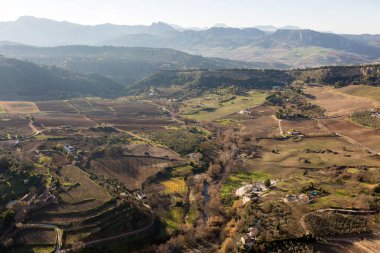 Sierra de Ronda, alanlar ve dağlardan kenarlarına dik kayalıklarla Ronda, İspanya