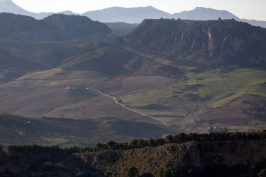 Sierra de Ronda, alanlar ve dağlardan kenarlarına dik kayalıklarla Ronda, İspanya