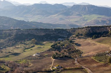 Sierra de Ronda, alanlar ve dağlardan kenarlarına dik kayalıklarla Ronda, İspanya