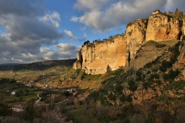 Sierra de Ronda, alanlar ve dağlardan kenarlarına dik kayalıklarla Ronda, İspanya