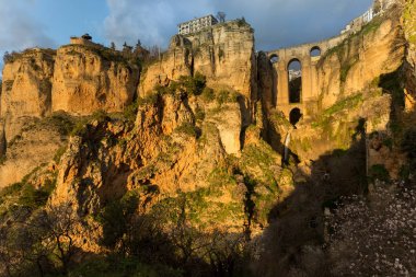 Puente Nuevo ve Ronda dusk, El Tajo Gorge, Malaga Eyaleti, İspanya şehir